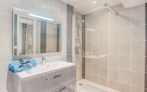 Quiberon 226: Espejo, Grifo, Arreglo De Tubería, Lavabo, Alcachofa De La Ducha, Mueble De Baño, Lavabo Del Baño, Baño, Gabinetes