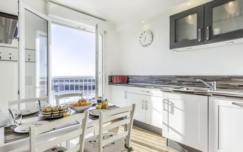 Quiberon 226: Propiedad, Habitación, Mueble, Diseño De Interiores, Edificio, Mostrador, Cocina, Amarillo, Suelo, Casa
