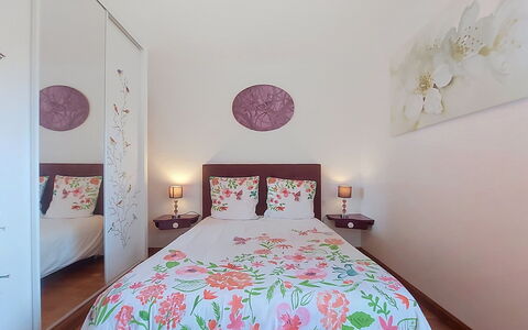 Meeresblick: Mueble, Diseño De Interiores, Cama, Habitación, Suelo, Sábana, Piso, Lecho, Linos, Habitación
