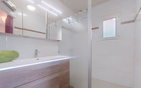Meeresblick: Pared, Piso, Arreglo De Tubería, Diseño De Interiores, Baño, Suelo, Mueble De Baño, Lavabo Del Baño, Espejo, Grifo