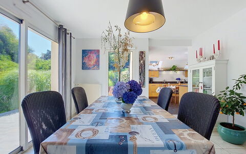 Meeresblick: Mueble, Diseño De Interiores, Silla, Comedor, Mesa, Piso, Cocina Y Comedor Mesa, Habitación, Textil, Suelo