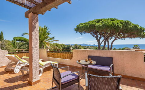 Le Romarin: Cielo, Propiedad, Mueble, Planta, Mesa, Sombra, Azur, Madera, Mueble Para Exteriores, Edificio