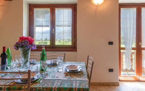 Fuentes: Habitación, Propiedad, Diseño De Interiores, Mueble, Edificio, Casa, Comedor, Suelo, Mesa, Casa