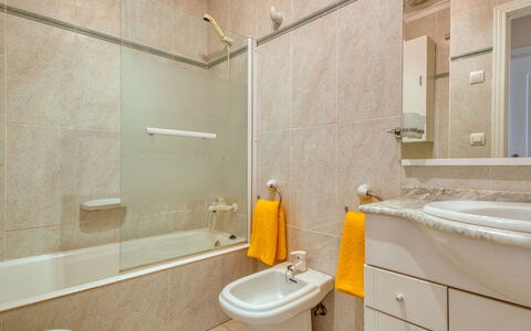 Alqueria Sol: Baño, Propiedad, Habitación, Amarillo, Loseta, Diseño De Interiores, Pared, Bienes Raíces, Arquitectura, Suelo