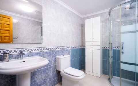 Moraira 905: Baño, Propiedad, Habitación, Loseta, Diseño De Interiores, Arquitectura, Edificio, Bienes Raíces, Arreglo De Tubería, Suelo