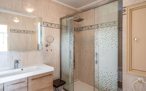 Le Hoc: Arreglo De Tubería, Alcachofa De La Ducha, Propiedad, Grifo, Lavabo, Espejo, Baño, Panel De Ducha, Ducha