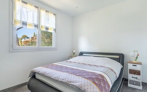 Les Bougainvillées: Cama, Mueble, Diseño De Interiores, Habitación, Lecho, Sábana, Madera, Habitación, Suelo, Piso