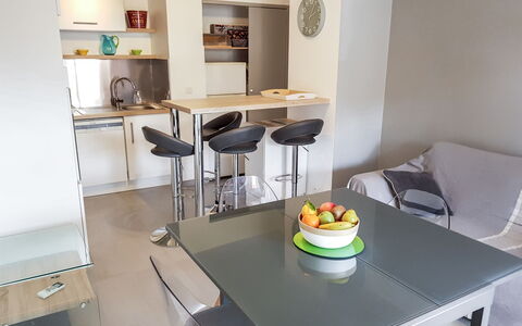Sainte Maxime 560: Comida, Mesa, Mueble, Vajilla, Arquitectura, Diseño De Interiores, Suelo, Silla, Sofá, Edificio