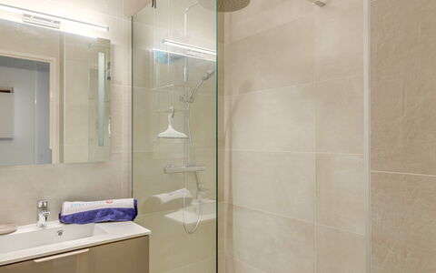 Le Mexico: Baño, Loseta, Habitación, Propiedad, Pared, Ducha, Diseño De Interiores, Suelo, Vaso, Techo