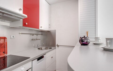 Le Mexico: Mostrador, Blanco, Habitación, Propiedad, Cocina, Mueble, Diseño De Interiores, Gabinetes, Suelo, Arquitectura