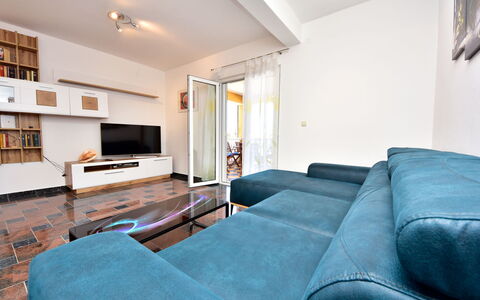 Fliri: Propiedad, Mueble, Marco, Edificio, Sofá, Comodidad, Mesa, Diseño De Interiores, Madera, Televisión