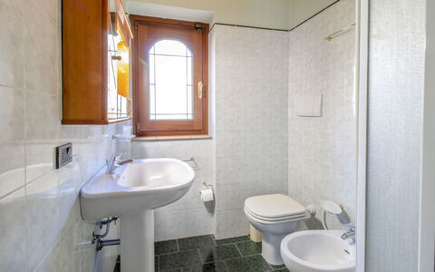 Messi: Arreglo De Tubería, Lavabo, Grifo, Propiedad, Lavabo Del Baño, Edificio, Púrpura, Baño, Espejo