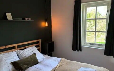 Natuurlijk de Veenhoop: Pared, Mueble, Cama, Madera, Habitación, Diseño De Interiores, Suelo, Piso, Lecho, Sábana