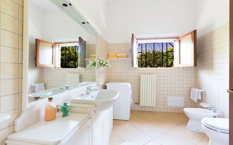 Villa Mediterranea: Baño, Habitación, Propiedad, Diseño De Interiores, Edificio, Casa, Loseta, Suelo, Mueble, Bañera