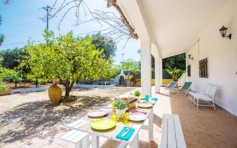 Villa Mediterranea: Propiedad, Amarillo, Bienes Raíces, Habitación, Edificio, Casa, Mesa, Diseño De Interiores, Mueble, Vacaciones