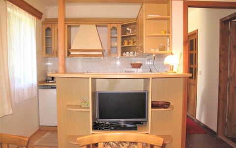 Spinka: Mueble, Habitación, Propiedad, Gabinetes, Diseño De Interiores, Edificio, Alacena, Escritorio De Computadora, Casa, Escritorio
