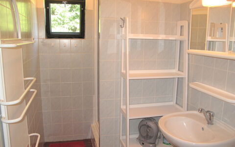 Spinka: Baño, Propiedad, Habitación, Estante, Loseta, Casa, Suelo, Edificio, Arreglo De Tubería, Arquitectura