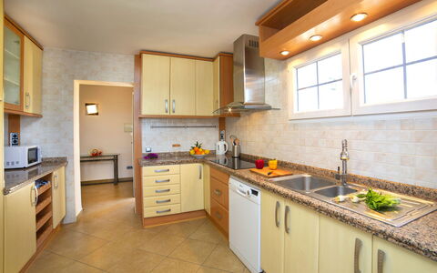 Nadine: Propiedad, Habitación, Mostrador, Cocina, Gabinetes, Edificio, Mueble, Amarillo, Casa, Diseño De Interiores