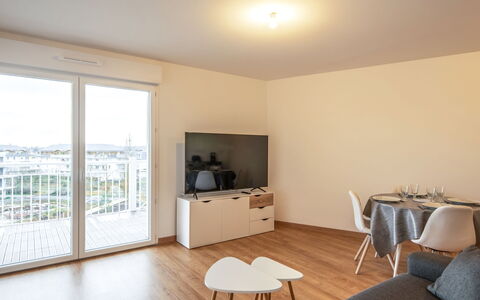Les Cavaliers: Mesa, Edificio, Propiedad, Mueble, Madera, Silla, Encendiendo, Diseño De Interiores, Arquitectura, Sombra
