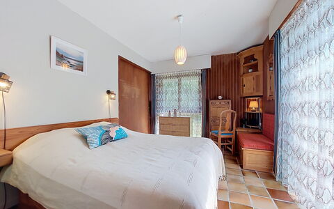 Ker Norge: Mueble, Diseño De Interiores, Piso, Pared, Suelo, Cama, Madera, Habitación, Techo, Habitación