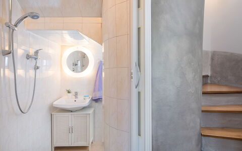 Villa Domenica: Baño, Propiedad, Habitación, Loseta, Pared, Arquitectura, Casa, Arreglo De Tubería, Diseño De Interiores, Suelo
