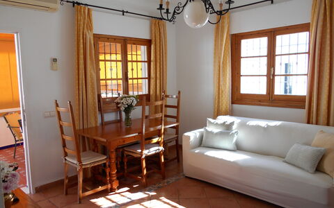 Apartamento Caracola: Mueble, Mesa, Edificio, Ventana, Marco, Madera, Lámpara, Comodidad, Textil, Sombra
