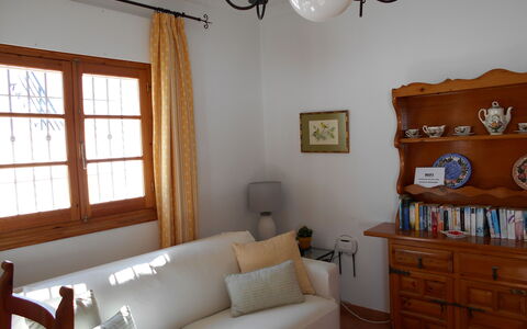 Apartamento Caracola: Mueble, Propiedad, Ventana, Sofá, Madera, Textil, Diseño De Interiores, Encendiendo, Suelo, Sombra