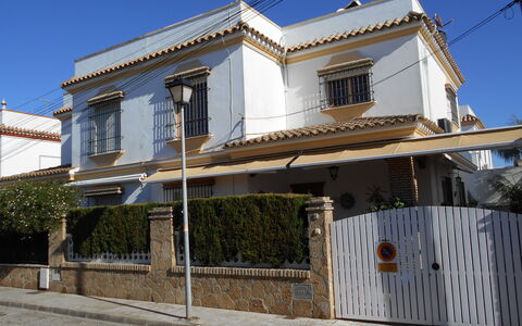 Apartamento Caracola: Cielo, Propiedad, Ventana, Edificio, Casa, Barrio Residencial, Barrio, Bienes Raíces, Fachada