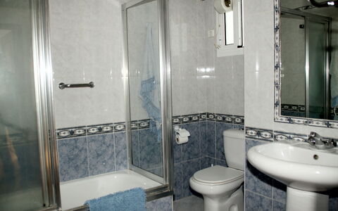 Apartamento Caracola: Arreglo De Tubería, Lavabo, Espejo, Propiedad, Grifo, Lavabo Del Baño, Baño, Planta, Bañera, Ducha