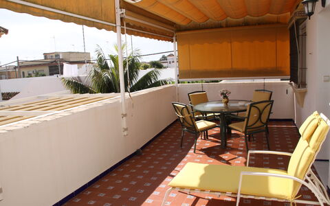 Apartamento Caracola: Propiedad, Mueble, Silla, Madera, Sombra, Mesa, Edificio, Diseño De Interiores, Piso, Mueble Para Exteriores