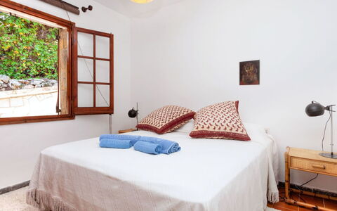 La Plaza: Habitación, Cama, Mueble, Habitación, Propiedad, Sábana, Marco De La Cama, Diseño De Interiores, Pared, Colchón