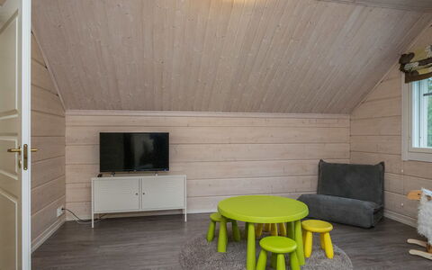 Villa Puronotko: Mueble, Silla, Mueble Para Exteriores, Mesa, Madera, Mesa Al Aire Libre, Cocina Y Comedor Mesa, Sombra, Jardín, Paraguas