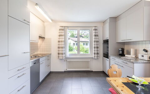 Ferienwohnung Wüest: Gabinetes, Mueble, Mostrador, Ventana, Cocina, Arquitectura, Madera, Cajón, Piso