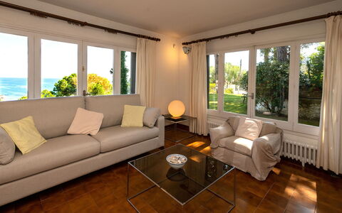 La Marina Blanca: Sala, Habitación, Propiedad, Mueble, Suelo, Diseño De Interiores, Suelos De Madera, Edificio, Suelo Laminado, Mesa De Café