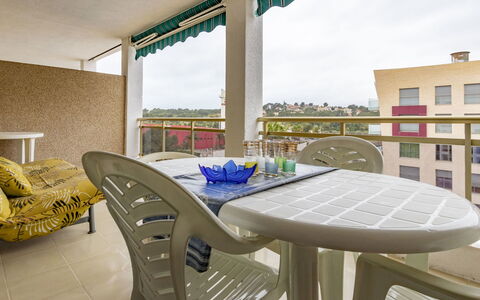 La Pineda 156: Propiedad, Mueble, Diseño De Interiores, Habitación, Edificio, Arquitectura, Mesa, Bienes Raíces, Casa, Balcón