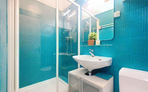 Carnot: Azul, Pared, Baño, Arreglo De Tubería, Diseño De Interiores, Piso, Lavabo Del Baño, Suelo, Lavabo, Espejo