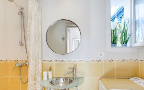 Etxe Tikia: Espejo, Arreglo De Tubería, Grifo, Propiedad, Lavabo Del Baño, Edificio, Baño, Lavabo, Diseño De Interiores