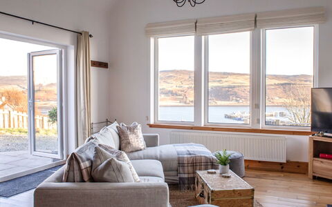 Bay View: Mueble, Propiedad, Ventana, Sofá, Edificio, Sombra, Madera, Diseño De Interiores, Mesa