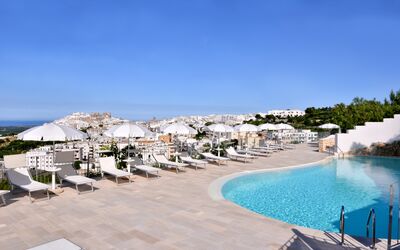 Residence Montesarago: Cielo, Agua, Edificio, Piscina, Sunlounger, Mueble Para Exteriores, Balneario, Sombra, Costeras Y Los Accidentes Geográficos Oceánico, Casa