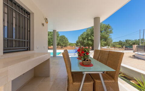 Villa Stella Cadente: Planta, Mesa, Mueble, Propiedad, Maceta, Edificio, Azur, Sombra, Flor, Madera