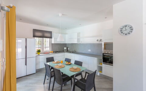 Villa Stella Cadente: Gabinetes, Mueble, Mostrador, Mesa, Ventana, Edificio, Cocina, Madera, Silla, Casa