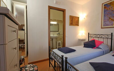 Guglielmo: Habitación, Cama, Habitación, Mueble, Propiedad, Edificio, Marco De La Cama, Sábana, Pared, Diseño De Interiores