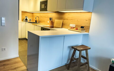 Auszeit: Mostrador, Cocina, Mueble, Diseño De Interiores, Piso, Gabinetes, Aparato De Cocina, Suelo, Madera, Electrodoméstico