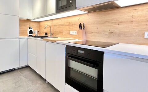 Auszeit: Mostrador, Piso, Cocina, Gabinetes, Madera, Diseño De Interiores, Aparato De Cocina, Suelo, Electrodoméstico, Mueble