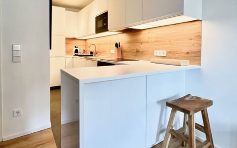 Auszeit: Mostrador, Mueble, Diseño De Interiores, Cocina, Piso, Gabinetes, Suelo, Pared, Madera, Aparato De Cocina