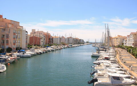 Cap D'Agde 897: Agua, Nube, Cielo, Barco, Edificio, Watercraft, Propiedad, Cuerpo De Agua, Banco