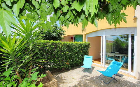 Cap D'Agde 897: Propiedad, Verde, Vegetación, Casa, Bienes Raíces, Edificio, Casa, Botánica, Patio Interior, Cabaña