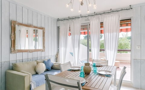 Le Méridien: Habitación, Propiedad, Diseño De Interiores, Mueble, Edificio, Sala, Casa, Techo, Cortina, Bienes Raíces