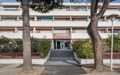 Port Camargue 208: Planta, Edificio, Tiempo De Día, Propiedad, Ventana, Árbol, Escalera, Cielo, Diseño Urbano, Barrio