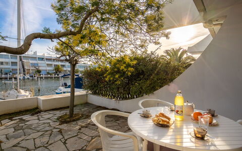 Les Marinas de la Plage Ii: Propiedad, Amarillo, Diseño De Interiores, Habitación, Edificio, Bienes Raíces, Árbol, Mesa, Mueble, Restaurante